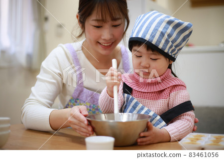 Parents and children making sweets Parents and children making sweets 83461056