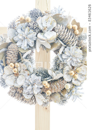 窗戶上裝飾的聖誕花環 83461626