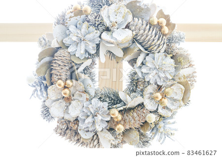 窗戶上裝飾的聖誕花環 83461627