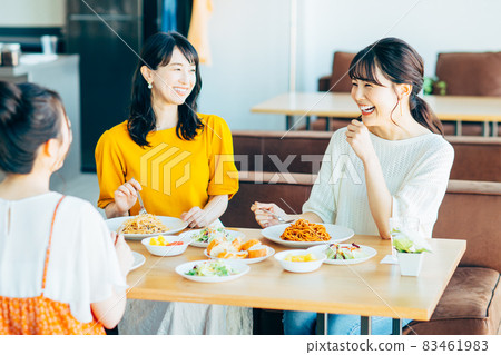 一位年輕女子在咖啡館舉行僅限女孩的聚會 一位年輕女子在咖啡館舉行僅限女孩的聚會 83461983