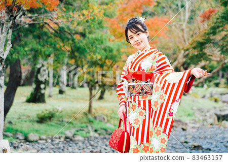 花園裡的女人和和服 (furisode) 花園裡的女人和和服 (furisode) 83463157