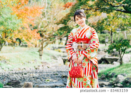 花園裡的女人和和服 (furisode) 83463159