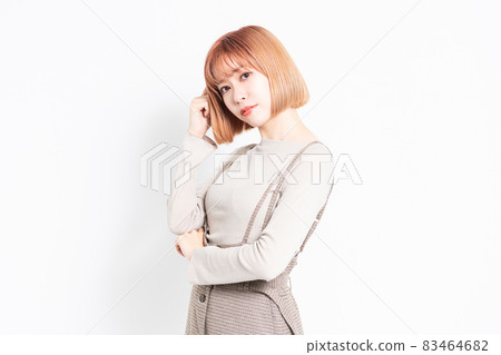 一位陷入困境的年輕女子 一位陷入困境的年輕女子 83464682