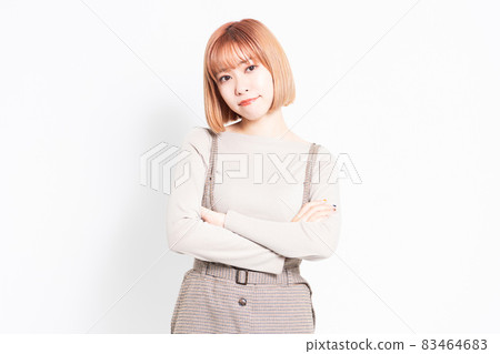 一位陷入困境的年輕女子 83464683