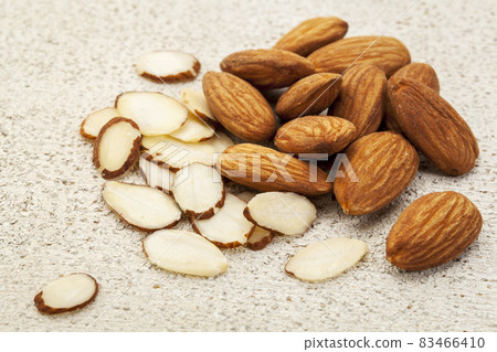 sliced raw almonds 83466410