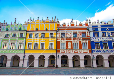 Great Market Square and colourful buildings, Zamosc, Poland 83468181
