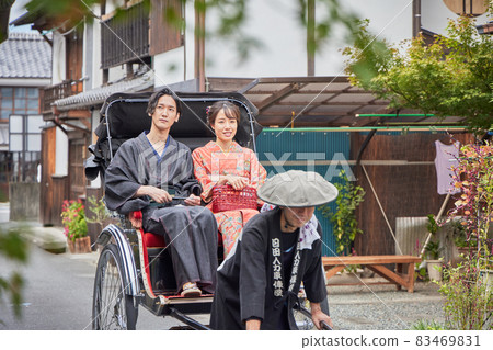 乘坐人力車遊覽日田市豆田町的年輕夫婦[攝影合作日田市觀光協會] 83469831