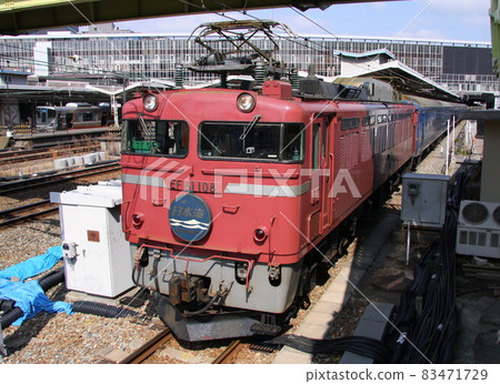 EF81, which drives the sleeper limited express "Nihonkai", just left Shin-Osaka Station 83471729