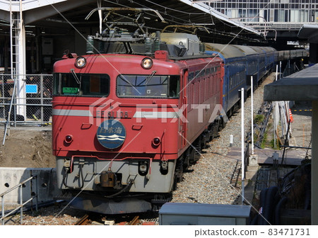 EF81, which drives the sleeper limited express "Nihonkai", at the platform of Shin-Osaka Station 83471731