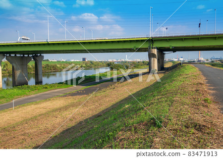 荒川埼玉橋從岸邊看秋景 荒川埼玉橋從岸邊看秋景 83471913