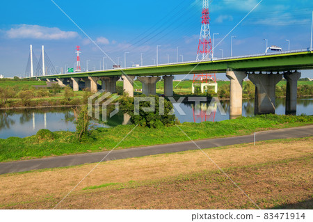 Arakawa Sakitama Bridge Autumn scenery from the bank Arakawa Sakitama Bridge Autumn scenery from the bank 83471914
