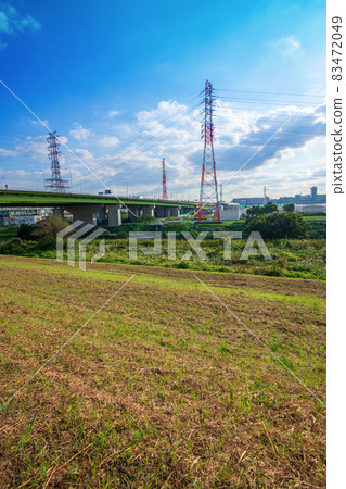 Sakitama Bridge,Shingashi River的方向,從銀行的秋天風景 Sakitama Bridge,Shingashi River的方向,從銀行的秋天風景 83472049
