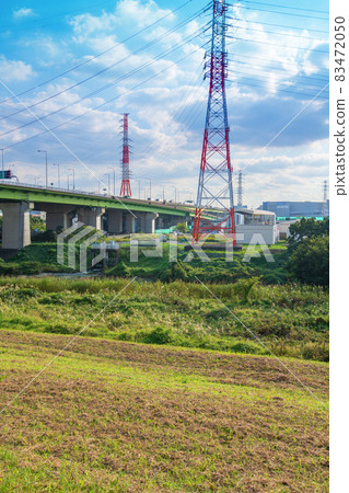 Sakitama Bridge,Shingashi River的方向,從銀行的秋天風景 Sakitama Bridge,Shingashi River的方向,從銀行的秋天風景 83472050