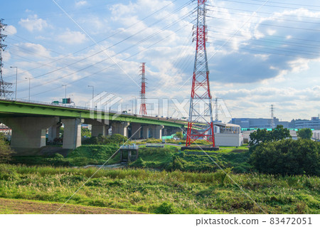 Sakitama Bridge,Shingashi River的方向,從銀行的秋天風景 Sakitama Bridge,Shingashi River的方向,從銀行的秋天風景 83472051