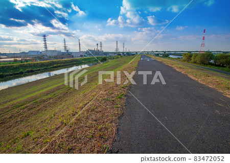 Arakawa towards Sakitama Bridge, Shingashi River, autumn scenery from the bank Arakawa towards Sakitama Bridge, Shingashi River, autumn scenery from the bank 83472052