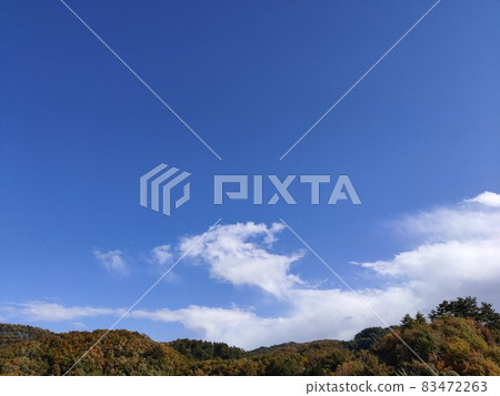 彩色的山脈和藍天 83472263