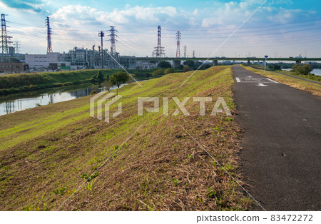 Arakawa towards Sakitama Bridge, Shingashi River, autumn scenery from the bank Arakawa towards Sakitama Bridge, Shingashi River, autumn scenery from the bank 83472272