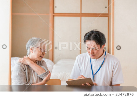 Elderly women receiving home care (stiff shoulders) 83472976