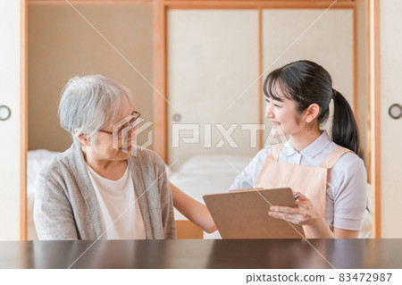Female staff talking to elderly women (memo) Female staff talking to elderly women (memo) 83472987