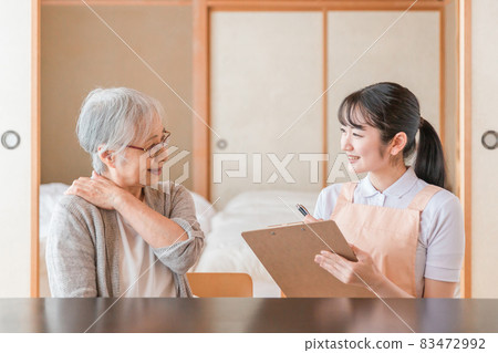 接受家庭護理的老年婦女（肩膀僵硬） 83472992