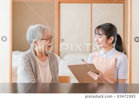 女員工與老年婦女交談(備忘錄) 女員工與老年婦女交談(備忘錄) 83472995