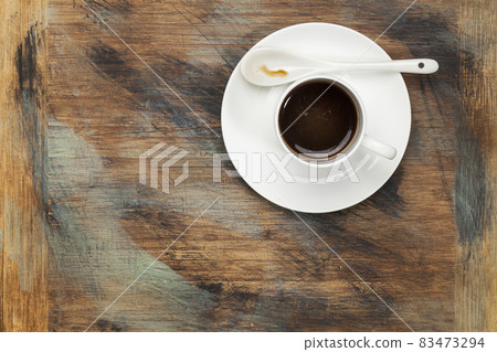 coffee cup on grunge wood 83473294