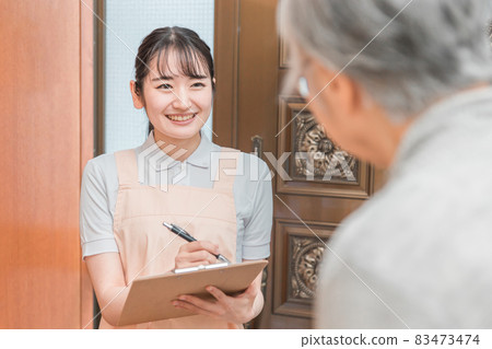訪問老年住房的婦女(文件) 訪問老年住房的婦女(文件) 83473474