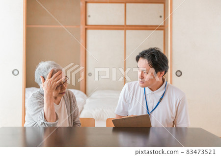 健康狀況不佳的老年男性員工 83473521