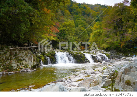 Hirataki on the Kawakami River in autumn colors 83473753