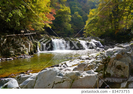 Hirataki on the Kawakami River in autumn colors Hirataki on the Kawakami River in autumn colors 83473755