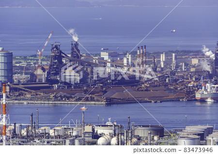 岡山縣倉敷市水島海濱工業區JFE鋼鐵高爐和鐵礦石 83473946