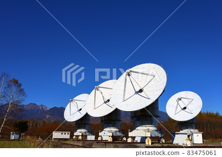 以晴朗的秋天南阿爾卑斯山為背景的野邊山無線電天文台的帕拉波納天線風景 83475061