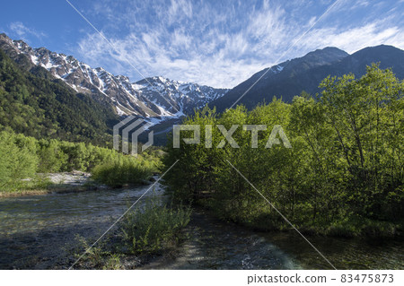 The northern Alps of the remaining snow and the clear stream of the Azusa River in the fresh green Kamikochi 83475873