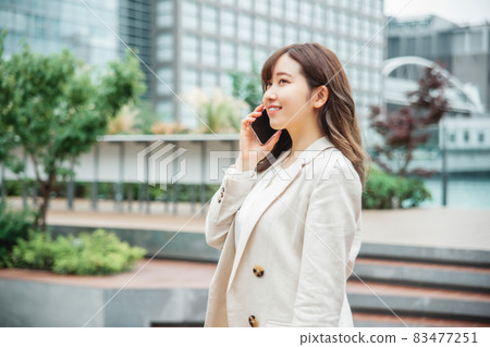 使用智能手機的女商人(通話/微笑) 使用智能手機的女商人(通話/微笑) 83477251