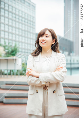 走在城市的女商人,OL(雙臂交叉) 走在城市的女商人,OL(雙臂交叉) 83477252