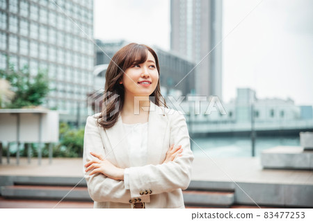 走在城市的女商人,OL(雙臂交叉) 走在城市的女商人,OL(雙臂交叉) 83477253