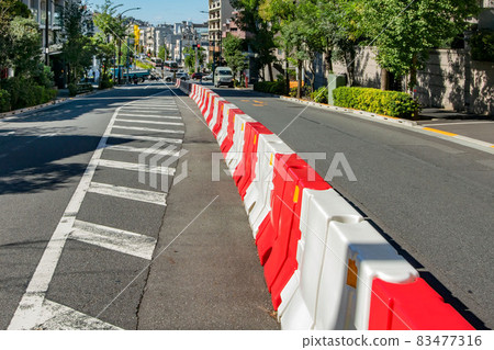 High block, a structure installed in the median strip of the road 83477316