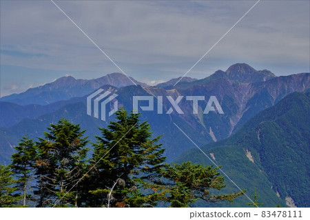 Shiraminesanzan and Mt. Shiomi from the north side of Mt. Okuchausu Shiraminesanzan and Mt. Shiomi from the north side of Mt. Okuchausu 83478111