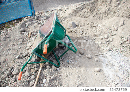 躺在工地上的獨輪車 83478769
