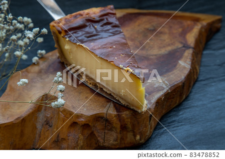 Slice of delicious fresh Tartellette creme brulee a la vanille on a wooden plate. Slice of delicious fresh Tartellette creme brulee a la vanille on a wooden plate. 83478852