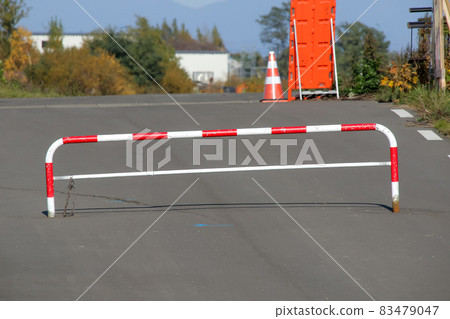 圍欄，戶外，紅白，護欄，護欄 83479047