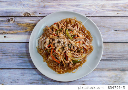 韓國食品 Japchae 配豬肉和蔬菜 韓國食品 Japchae 配豬肉和蔬菜 83479645