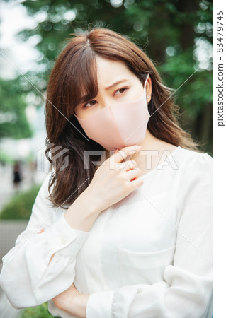 一個戴著咳嗽面具的女人 83479745