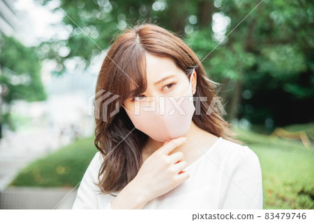 戴口罩咳嗽的女人 83479746
