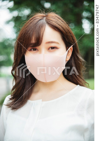 一個戴著口罩的女人 83479747