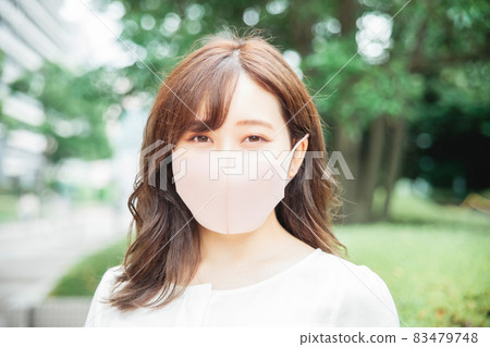 一個戴著口罩的女人 83479748