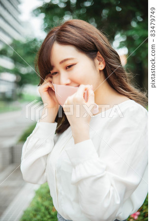 一個戴著口罩的女人 83479749