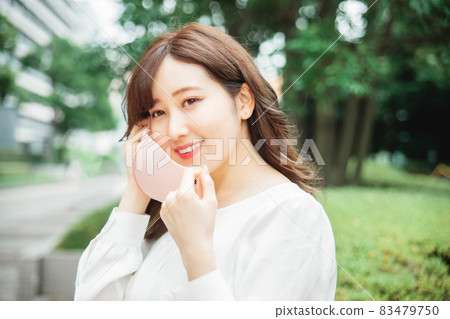 一個戴著口罩的女人 83479750