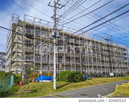 正在裝修的舊四層公寓，上面覆蓋著腳手架 83480520