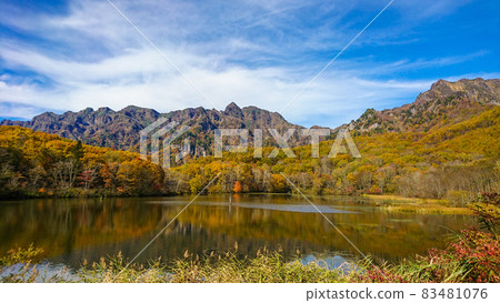 Mirror pond deepening in autumn Mirror pond deepening in autumn 83481076